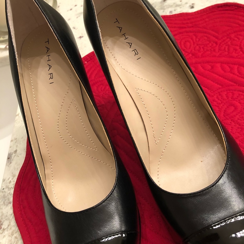 Tahari Laura black pumps